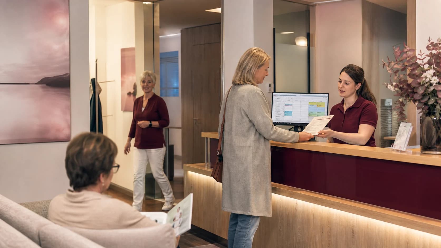 Online-Terminbuchung in der Facharztpraxis: Wie Praxen Wartezeiten, No-Shows und Überweisungen digital managen